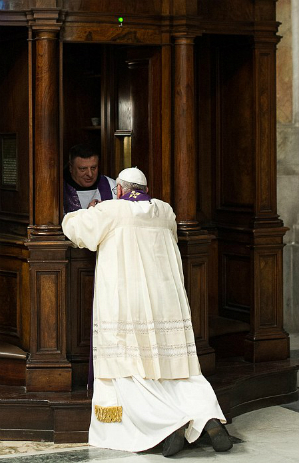 pope francis confession priest before catholic goes did congregation kneels confess he