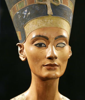 'Discovery' of Queen Nefertiti's tomb debated by archaeologists ...