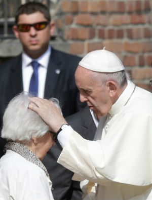 Pope Francis Welcomes Auschwitz Survivors To General Audience - Living ...