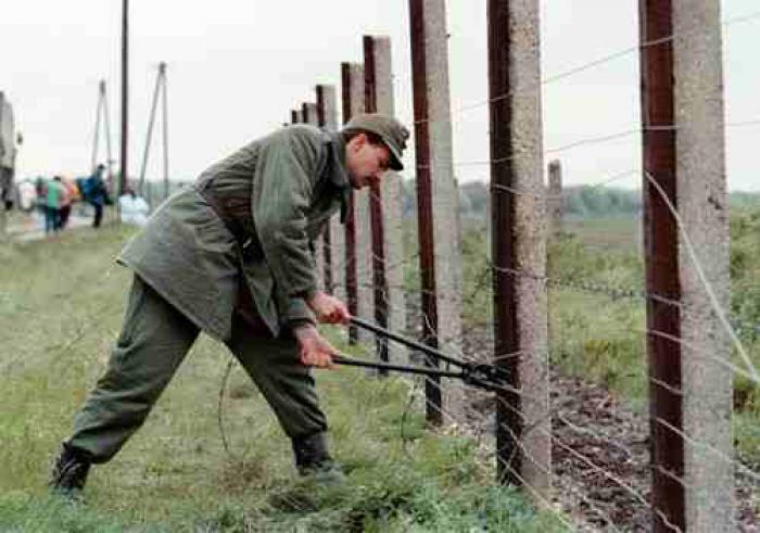 The New Iron Curtain Hungary Plans Massive Border Fence To Keep Migrants Out Europe 