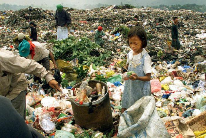 HORRIFIC PHOTOS- Filipino children forced to scavenge through rubbish ...