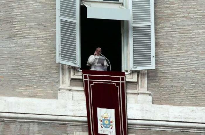 Pope Francis prays the Angelus with pilgrims in St Peter's Square Jan. 10, 2016