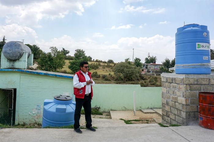 Ernesto Flores Martinez, el director de la escuela, dice que el acceso al agua mejoraria si la escuela pagara para conectarse a un deposito local. Pero no quiere imponerles nuevos costos a los padres.