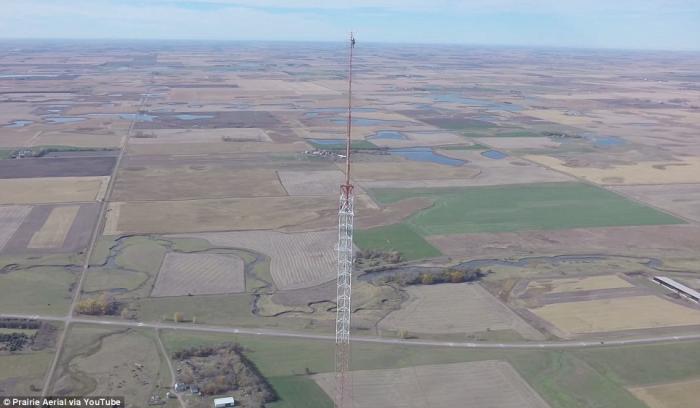 heart-stopping-man-climbs-1-500-feet-to-change-a-light-bulb-on-tv